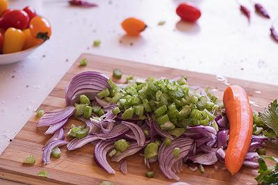 Preparate il sugo di verdure vegetariano