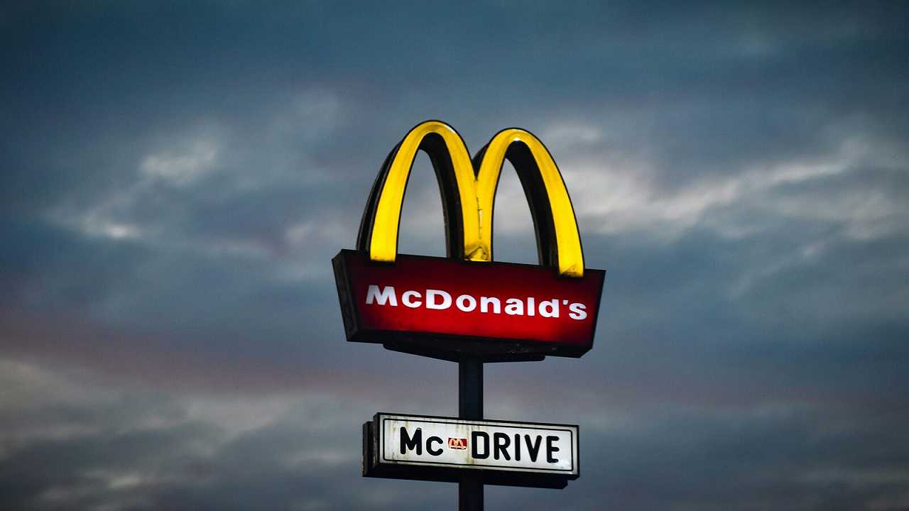 Gli anziani vogliono provare McDonald’s ma temono di non farcela: il Comune li aiuta