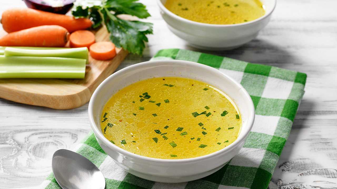 Brodo vegetale, la ricetta per farlo in casa e la variante Bimby