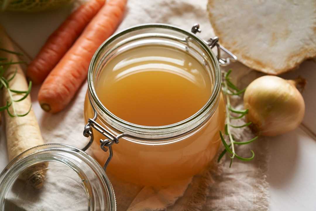 Brodo vegetale, la ricetta per farlo in casa e la variante Bimby