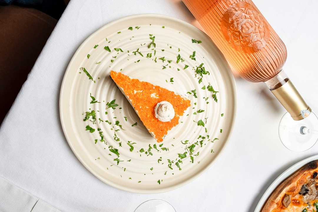 Cheesecake salata, la ricetta al salmone senza cottura