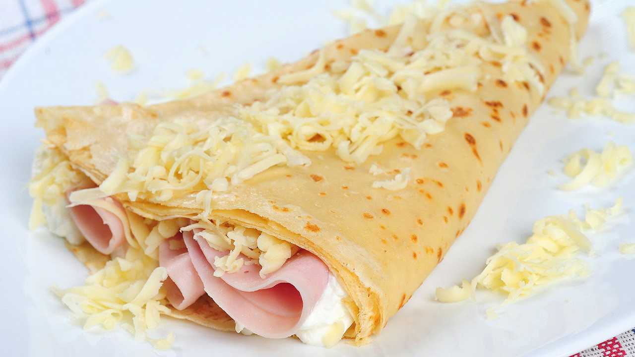 Crêpes salate ripiene, la ricetta con prosciutto e mozzarella