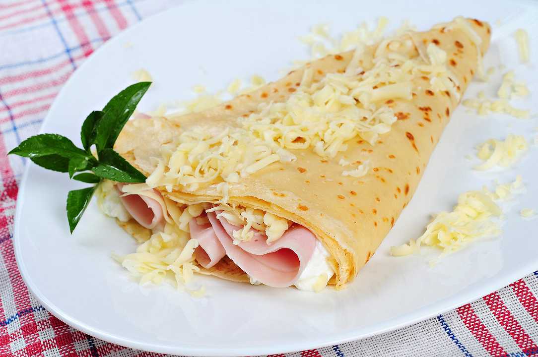 Crêpes salate ripiene, la ricetta con prosciutto e mozzarella