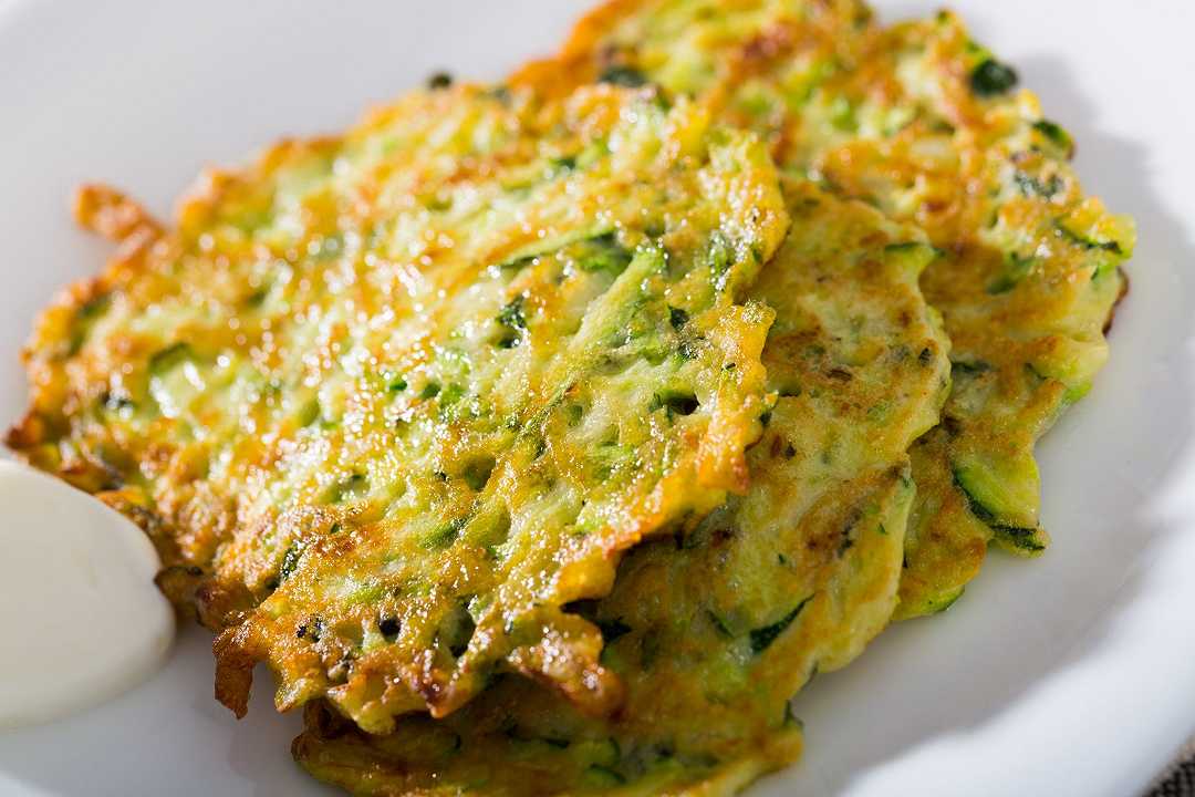 Frittelle di zucchine, la ricetta e i trucchi per farle croccanti