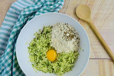 Mescolate gli ingredienti per le frittelle di zucchine