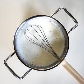 Aggiungete il latte e cuocete