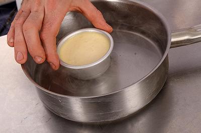 Fate riposare la panna cotta e preparate la salsa