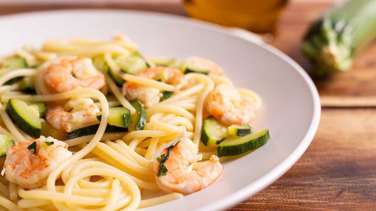 Pasta con gamberetti e zucchine, la ricetta legata e cremosa