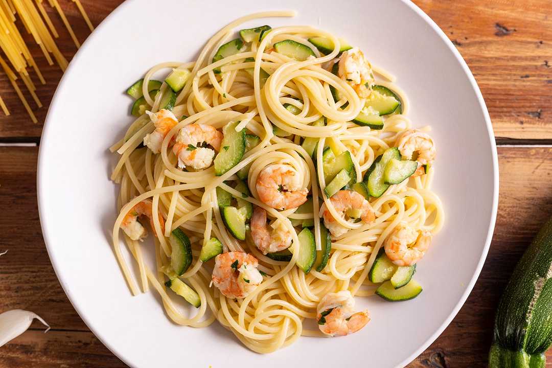 Pasta con gamberetti e zucchine, la ricetta legata e cremosa