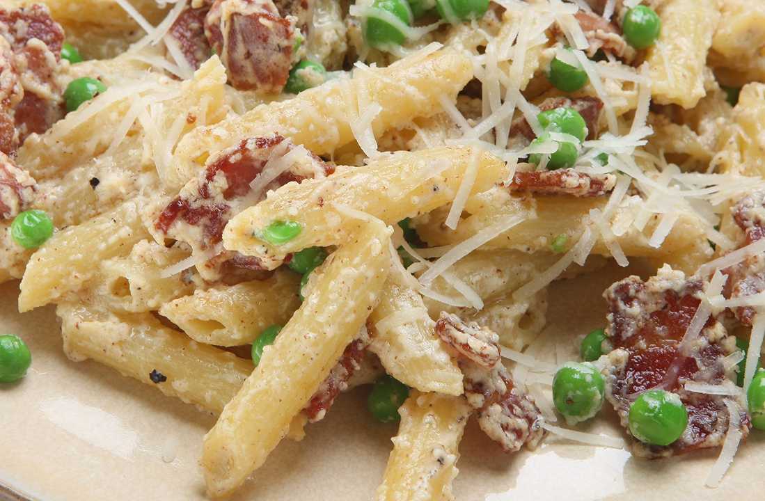 Pasta piselli e pancetta, la ricetta per farla cremosa