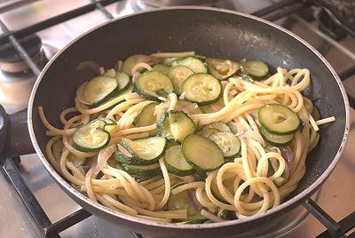 Lessate e saltate gli spaghetti con zucchine e gamberi