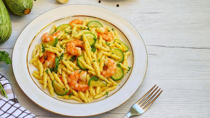 Trofie zucchine e gamberetti, la ricetta per farle cremose e legate