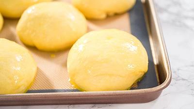 Formate le brioche col tuppo