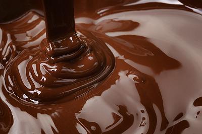 Versate la ganache al cioccolato