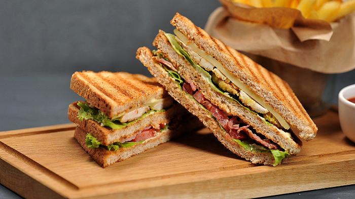 Club sandwich, la ricetta originale con e senza carne