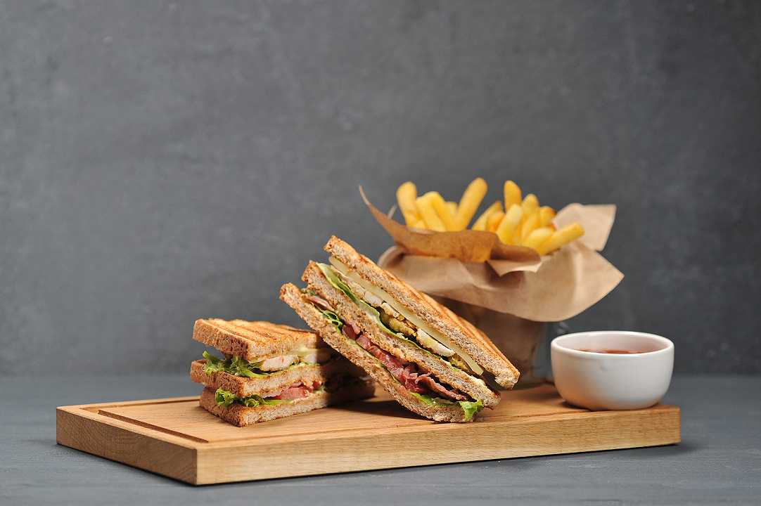 Club sandwich, la ricetta originale con e senza carne