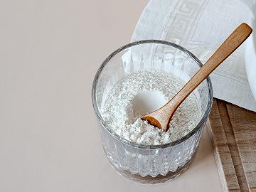 Decorate la torta con il cocco