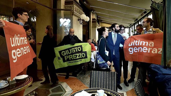 Il ristorante di Carlo Cracco in Galleria preso di mira dagli attivisti di Ultima Generazione