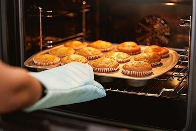 Cuocete i muffin nel forno
