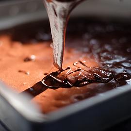 Versate la Nutella e cuocete la torta nel forno