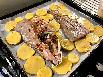 Mettete l'ombrina al forno con le patate