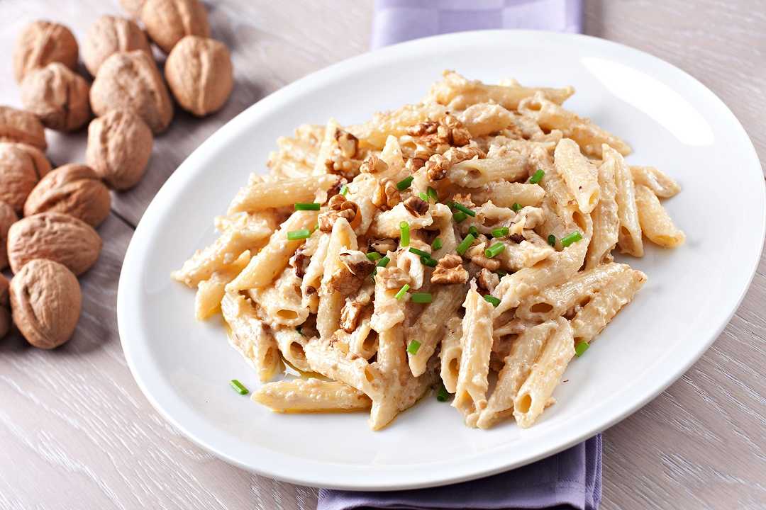 Pesto di noci fatto in casa, la ricetta veloce e cremosa