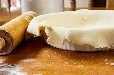 Stendete la frolla e cuocete la torta