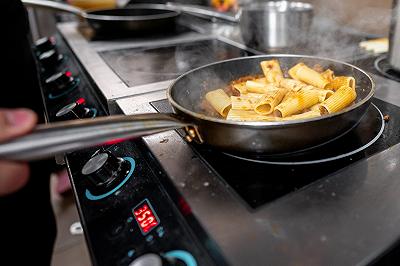 Cuocete la pasta e conditela con il sugo