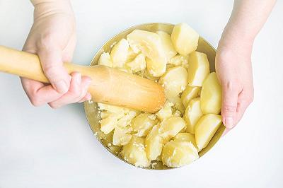 Cuocete e schiacciate le patate