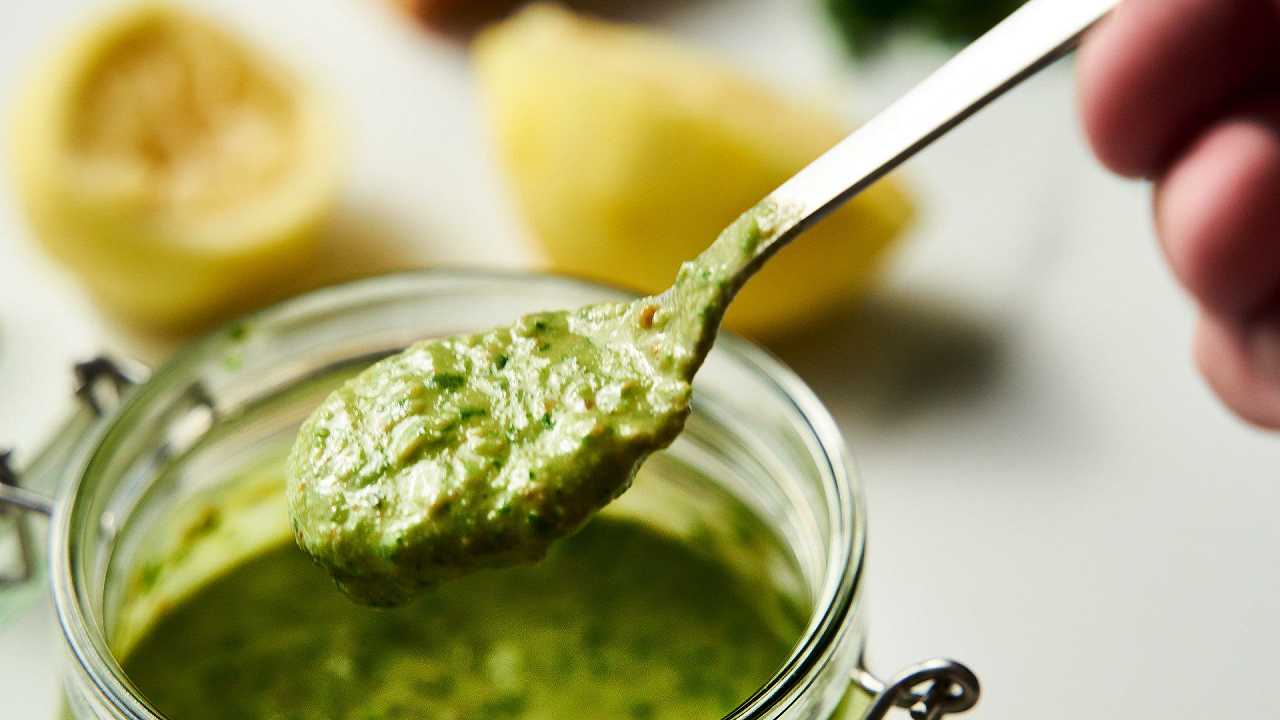 Pesto di limoni, la ricetta insolita per condire pasta e pesce