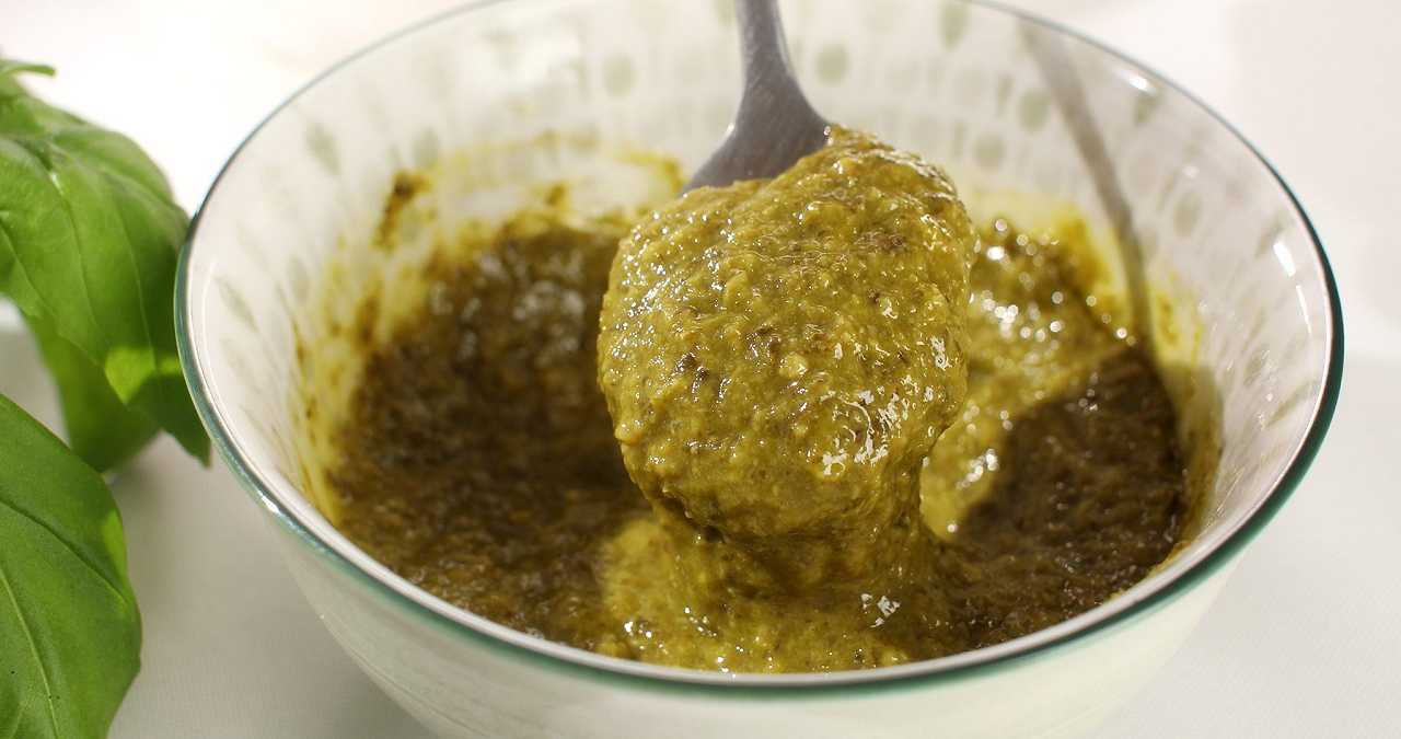 Pesto di limoni, la ricetta insolita per condire pasta e pesce