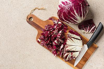 Preparate il ragù di radicchio