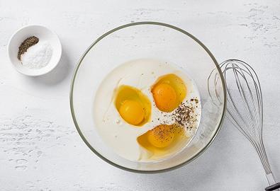 Preparate il ripieno per la torta salata