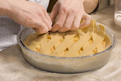 Cuocete la crostata di marmellata nel forno