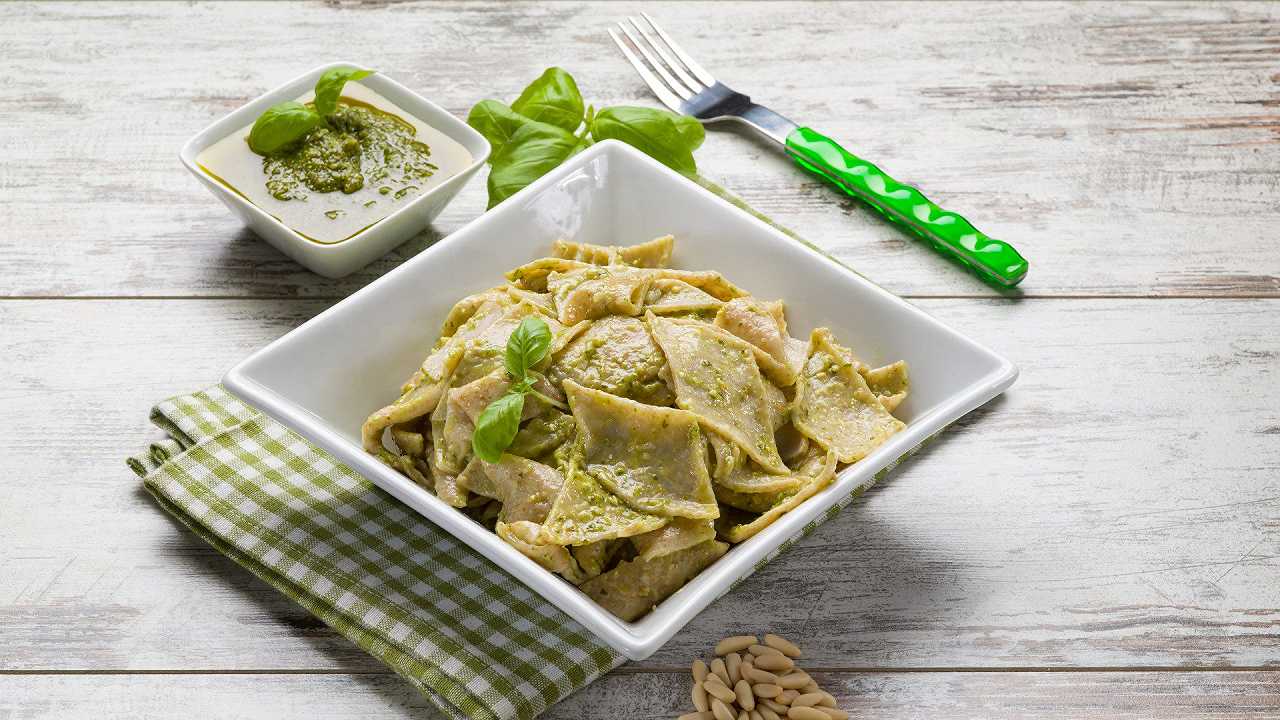 Testaroli fatti in casa, la ricetta toscana con il pesto genovese