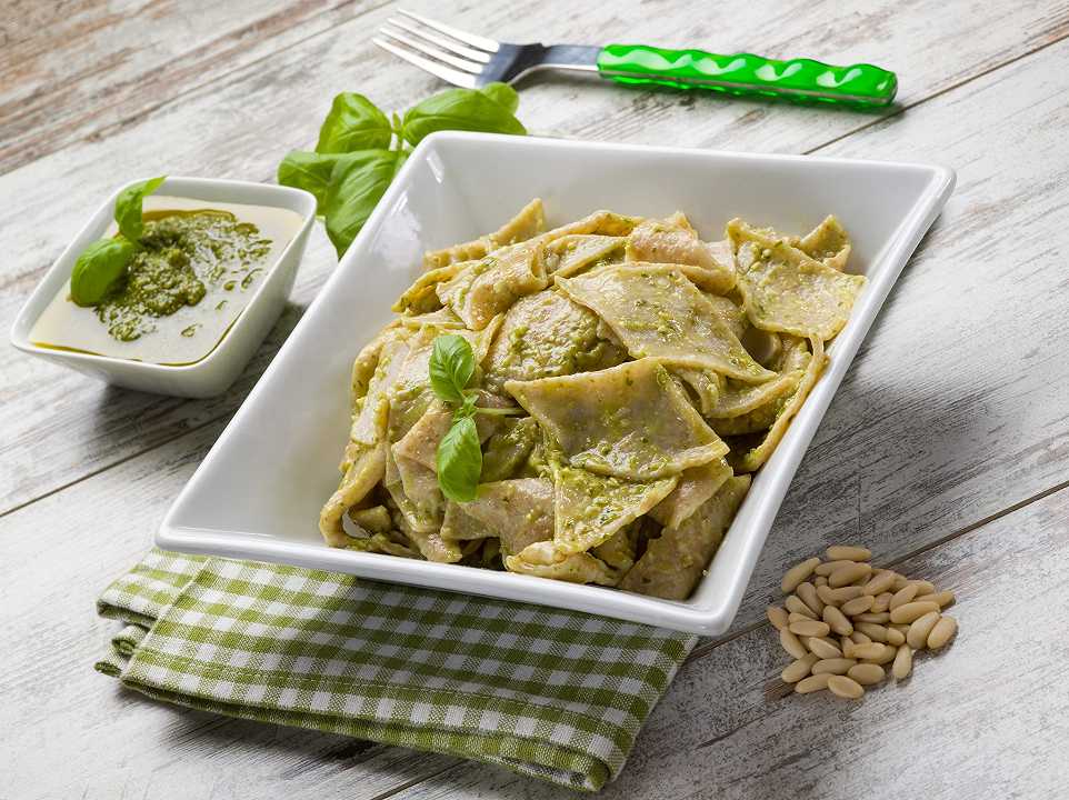 Testaroli fatti in casa, la ricetta toscana con il pesto genovese