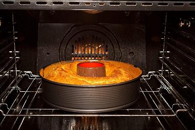 Cuocete la torta nel forno