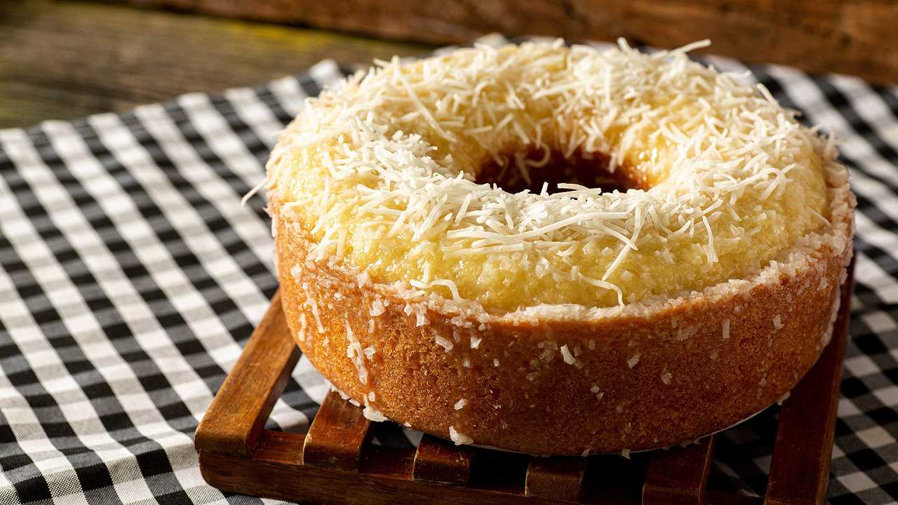 Torta al cocco, la ricetta e i trucchi per farla morbida