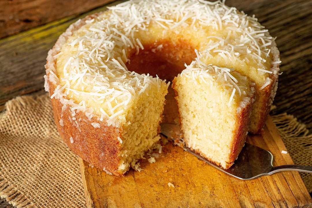 Torta al cocco, la ricetta e i trucchi per farla morbida