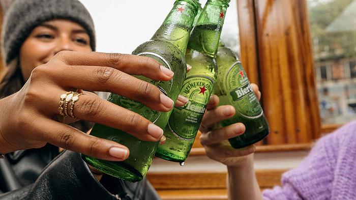 Heineken vuole spingerci a socializzare per forza