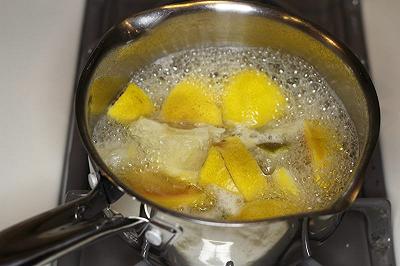 Preparate il brodo di limone