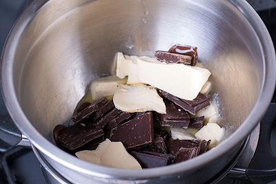 Fondete il cioccolato a bagnomaria con il burro