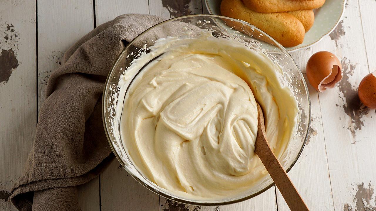 Crema al mascarpone, la ricetta veloce per un dessert con e senza uova