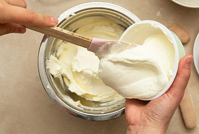 Aggiungete il mascarpone e gli albumi montati a neve