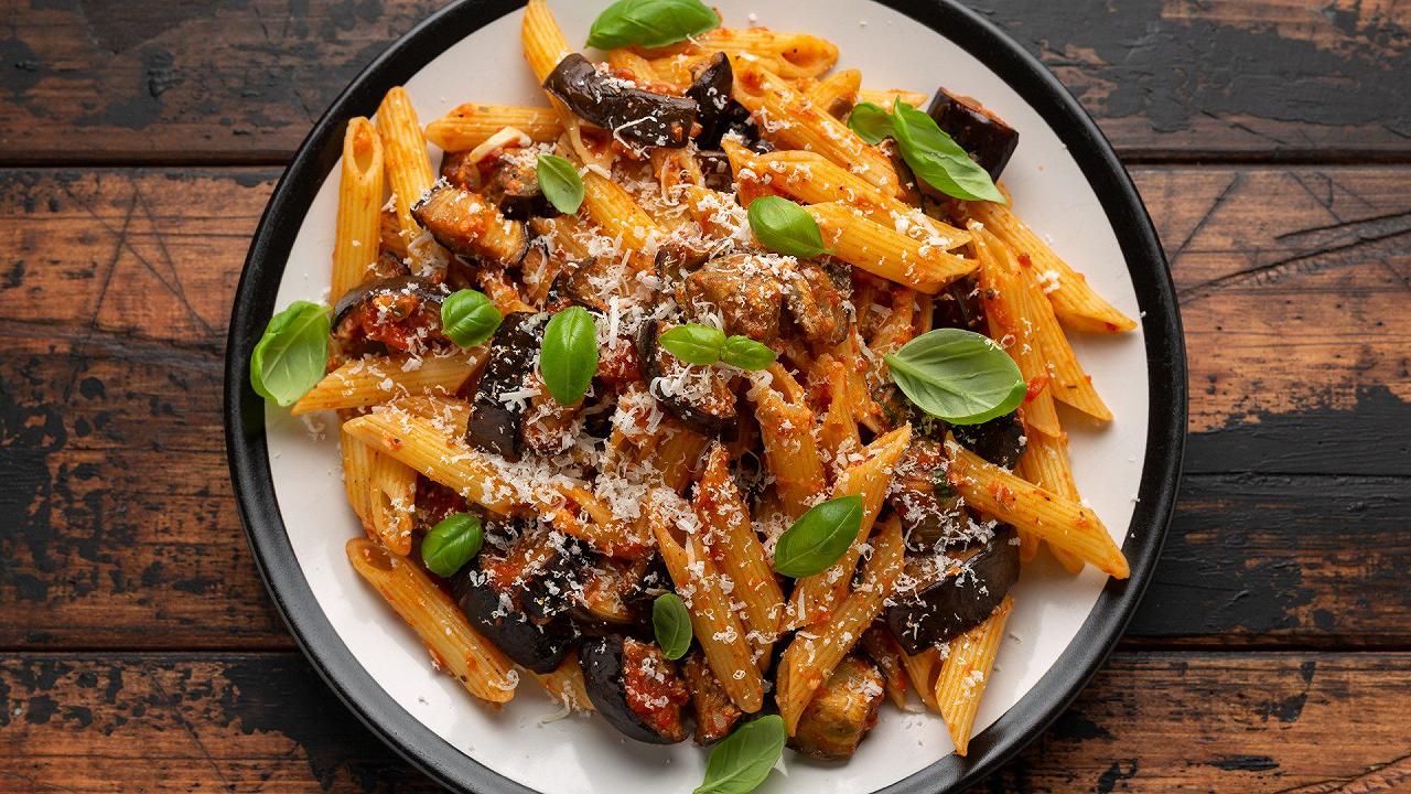 Pasta con le melanzane, la ricetta vegetariana estiva