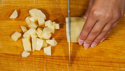 Lavate e tagliate le patate