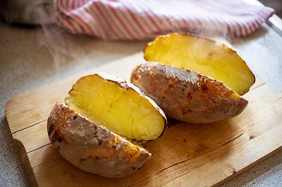Tagliate e condite le patate al cartoccio