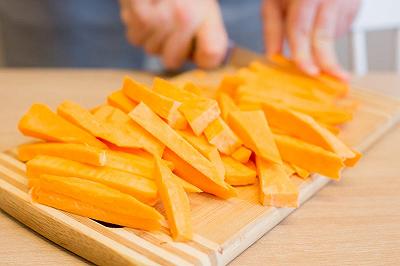 Sbucciate e tagliate le patate