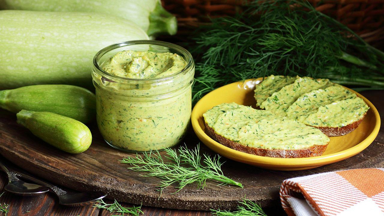 Pesto di zucchine fatto in casa, la ricetta da fare anche con il Bimby