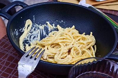 Mantecate i pici con il pecorino